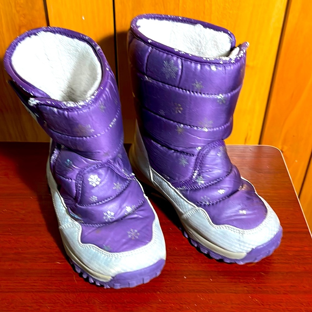 Girls snow boots. A bit worn but warm! Size 1.5 Little Girls